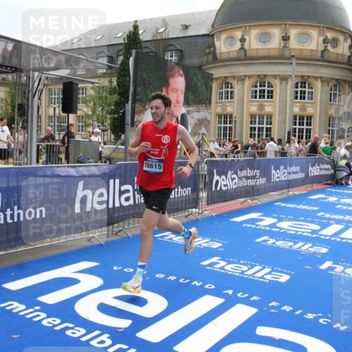 29.06.2025 - hella hamburg halbmarathon Michael Strokosch http://msf.ph/oto/8444394 29.06.2025 10:26:12 Ziel 13779, 16615, 17003 meine-sportfotos.de