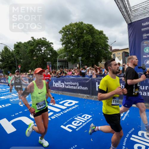 29.06.2025 - hella hamburg halbmarathon Zöllner http://msf.ph/oto/8444397 29.06.2025 10:57:07 Ziel 1485, 4261, 4299, 8669, 11143, 11212, 11638, 13691, 14408, 14588, 16470, 16909, 17617, 18208, 18719, 19091 meine-sportfotos.de