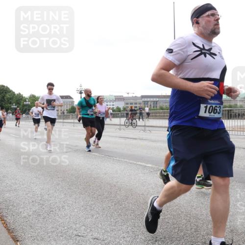 29.06.2025 - hella hamburg halbmarathon Lena Gebhardt http://msf.ph/oto/8444411 29.06.2025 10:29:49 Lombardsbrücke 11376, 109, 7517, 1063, 1063, 1097, 1547, 1661, 1694, 2302, 2699, 3179, 3311, 3524, 3613, 4349, 4395, 4580, 5063, 5322, 5350, 6285, 6626, 6725, 7517, 7832, 8388, 8792, 8812, 8941, 9095, 9714, 9937, 10162, 10322, 10996, 11249, 11269, 11376, 11444, 11634, 11792, 12086, 12216, 12227, 12305, 12537, 13031, 13382, 13810, 14304, 14644, 15266, 16182, 16306, 16659, 16662, 16676, 16769, 17496, 17529, 17945, 18298, 18299, 18385, 18503 meine-sportfotos.de