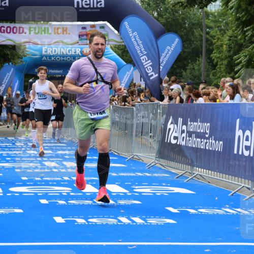 29.06.2025 - hella hamburg halbmarathon Strokosch-Dieckow http://msf.ph/oto/8444414 29.06.2025 10:39:46 Ziel 1358, 1603, 1975, 2525, 2563, 2573, 4398, 4766, 6149, 11714, 13190, 14204, 15435, 15744, 15813, 16580, 16761, 17005, 17792, 18013 meine-sportfotos.de
