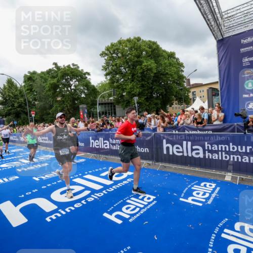 29.06.2025 - hella hamburg halbmarathon Zöllner http://msf.ph/oto/8444424 29.06.2025 10:57:07 Ziel 1485, 4261, 4299, 8669, 11143, 11212, 11638, 13691, 14408, 14588, 16470, 16909, 17617, 18208, 18719, 19091 meine-sportfotos.de