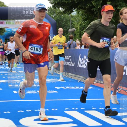 29.06.2025 - hella hamburg halbmarathon Strokosch-Dieckow http://msf.ph/oto/8444427 29.06.2025 10:49:21 Ziel 1342, 1476, 2878, 4183, 4185, 6158, 8112, 8813, 9348, 10053, 10189, 11339, 11779, 11819, 12670, 13269, 13450, 14526, 14838, 15422, 15784, 15894, 15966, 16369, 16891, 18476, 18887, 18960 meine-sportfotos.de