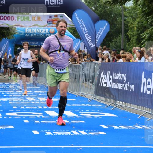 29.06.2025 - hella hamburg halbmarathon Strokosch-Dieckow http://msf.ph/oto/8444434 29.06.2025 10:39:46 Ziel 1358, 1603, 1975, 2525, 2563, 2573, 4398, 4766, 6149, 11714, 13190, 14204, 15435, 15744, 15813, 16580, 16761, 17005, 17792, 18013 meine-sportfotos.de