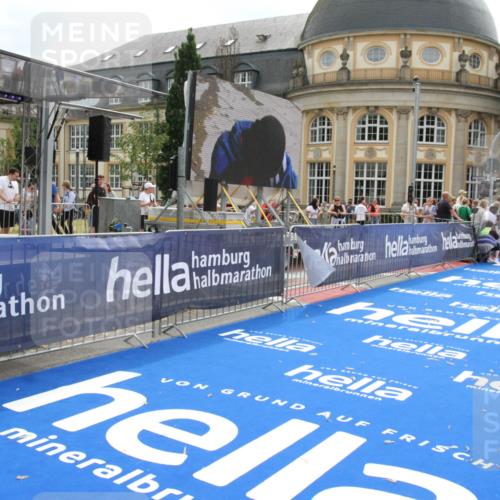 29.06.2025 - hella hamburg halbmarathon Michael Strokosch http://msf.ph/oto/8444437 29.06.2025 10:26:28 Ziel 7380, 14728, 17040 meine-sportfotos.de