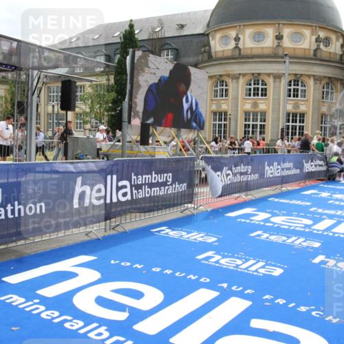 29.06.2025 - hella hamburg halbmarathon Michael Strokosch http://msf.ph/oto/8444447 29.06.2025 10:26:28 Ziel 7380, 14728, 17040 meine-sportfotos.de
