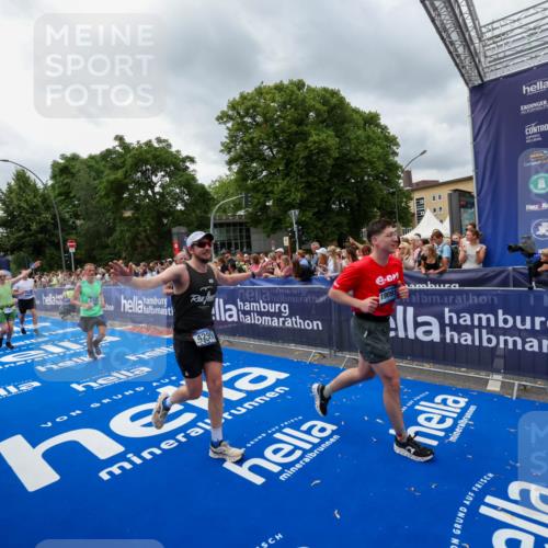 29.06.2025 - hella hamburg halbmarathon Zöllner http://msf.ph/oto/8444455 29.06.2025 10:57:08 Ziel 1485, 4261, 4299, 11143, 11638, 13691, 14408, 14588, 15726, 16470, 16909, 17617, 18208, 18719, 19091 meine-sportfotos.de
