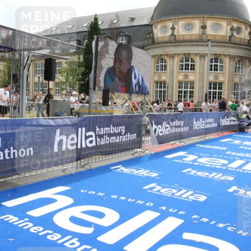 29.06.2025 - hella hamburg halbmarathon Michael Strokosch http://msf.ph/oto/8444461 29.06.2025 10:26:28 Ziel 7380, 14728, 17040 meine-sportfotos.de