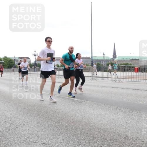 29.06.2025 - hella hamburg halbmarathon Lena Gebhardt http://msf.ph/oto/8444469 29.06.2025 10:29:50 Lombardsbrücke 15266, 11376, 109, 7517, 1063, 1097, 1547, 1661, 1694, 2302, 2699, 3311, 3524, 3613, 4349, 4395, 4580, 5063, 5322, 5350, 6285, 6626, 6725, 7517, 7832, 8388, 8792, 8941, 9095, 9714, 9937, 10162, 10322, 10996, 11249, 11269, 11376, 11444, 11634, 12086, 12216, 12227, 12305, 12537, 13031, 13382, 13810, 14304, 14644, 15266, 16182, 16306, 16659, 16662, 16769, 17496, 17529, 17945, 18298, 18299, 18385, 18503 meine-sportfotos.de