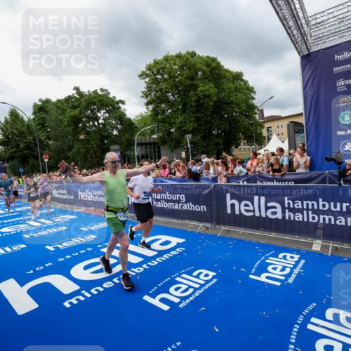 29.06.2025 - hella hamburg halbmarathon Zöllner http://msf.ph/oto/8444476 29.06.2025 10:57:10 Ziel 1485, 4261, 11143, 13691, 14139, 14408, 14588, 15726, 16909, 17617, 18208, 18719 meine-sportfotos.de
