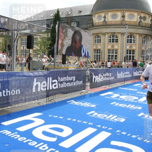 29.06.2025 - hella hamburg halbmarathon Michael Strokosch http://msf.ph/oto/8444480 29.06.2025 10:26:29 Ziel 7380, 14728, 17040 meine-sportfotos.de