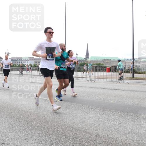 29.06.2025 - hella hamburg halbmarathon Lena Gebhardt http://msf.ph/oto/8444520 29.06.2025 10:29:51 Lombardsbrücke 2699, 1794, 15266, 1137, 10996, 7517, 1063, 1097, 1547, 1661, 1694, 2302, 2699, 3311, 3524, 3613, 4349, 4395, 4580, 5063, 5322, 5350, 6285, 6598, 6626, 6725, 7517, 7832, 8388, 8792, 8941, 9095, 9714, 9937, 10162, 10322, 10996, 11249, 11269, 11376, 11444, 11634, 12086, 12216, 12227, 12305, 12537, 13031, 13382, 13810, 14304, 14644, 15266, 16182, 16306, 16659, 16662, 16735, 16769, 17496, 17529, 17945, 18298, 18299, 18385, 18503 meine-sportfotos.de