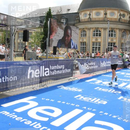 29.06.2025 - hella hamburg halbmarathon Michael Strokosch http://msf.ph/oto/8444528 29.06.2025 10:26:33 Ziel 14728, 17040 meine-sportfotos.de