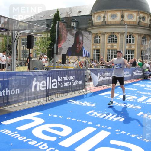 29.06.2025 - hella hamburg halbmarathon Michael Strokosch http://msf.ph/oto/8444545 29.06.2025 10:26:34 Ziel 14728, 17040 meine-sportfotos.de