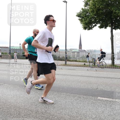 29.06.2025 - hella hamburg halbmarathon Lena Gebhardt http://msf.ph/oto/8444552 29.06.2025 10:29:51 Lombardsbrücke 15266, 10, 1063, 1097, 1547, 1661, 1694, 2302, 2699, 3311, 3524, 3613, 4349, 4395, 4580, 5063, 5322, 5350, 6285, 6598, 6626, 6725, 7517, 7832, 8388, 8792, 8941, 9095, 9714, 9937, 10162, 10322, 10996, 11249, 11269, 11376, 11444, 11634, 12086, 12216, 12227, 12305, 12537, 13031, 13382, 13810, 14304, 14644, 15266, 16182, 16306, 16659, 16662, 16735, 16769, 17496, 17529, 17945, 18298, 18299, 18385, 18503 meine-sportfotos.de