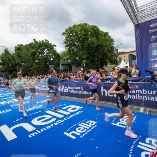 29.06.2025 - hella hamburg halbmarathon Zöllner http://msf.ph/oto/8444565 29.06.2025 10:57:13 Ziel 1387, 1877, 4167, 4261, 4940, 9884, 11612, 13691, 13750, 14139, 14408, 14588, 15110, 15664, 15726, 17617, 17660, 17993, 18208, 19184 meine-sportfotos.de