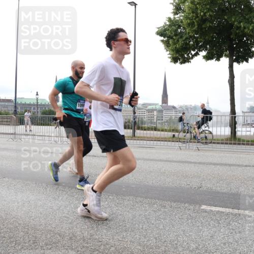 29.06.2025 - hella hamburg halbmarathon Lena Gebhardt http://msf.ph/oto/8444580 29.06.2025 10:29:51 Lombardsbrücke 5266, 1099, 7517, 1063, 1097, 1547, 1661, 1694, 2302, 2699, 3311, 3524, 3613, 4349, 4395, 4580, 5063, 5322, 5350, 6285, 6598, 6626, 6725, 7517, 7832, 8388, 8792, 8941, 9095, 9714, 9937, 10162, 10322, 10996, 11249, 11269, 11376, 11444, 11634, 12086, 12216, 12227, 12305, 12537, 13031, 13382, 13810, 14304, 14644, 15266, 16182, 16306, 16659, 16662, 16735, 16769, 17496, 17529, 17945, 18298, 18299, 18385, 18503 meine-sportfotos.de