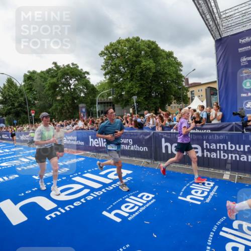 29.06.2025 - hella hamburg halbmarathon Zöllner http://msf.ph/oto/8444584 29.06.2025 10:57:13 Ziel 1387, 1877, 4167, 4261, 4940, 9884, 11612, 13691, 13750, 14139, 14408, 14588, 15110, 15664, 15726, 17617, 17660, 17993, 18208, 19184 meine-sportfotos.de