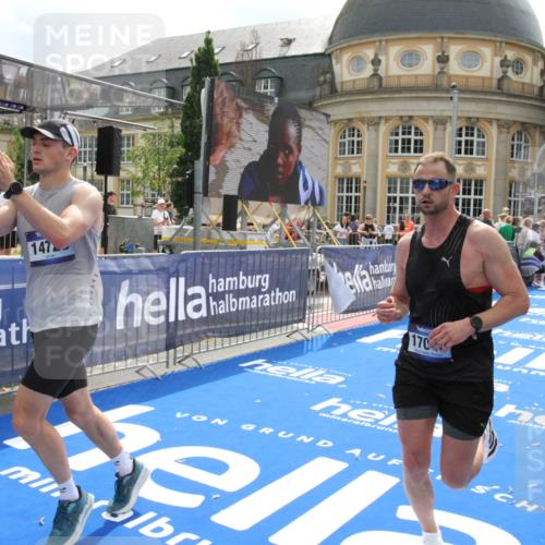 29.06.2025 - hella hamburg halbmarathon Michael Strokosch http://msf.ph/oto/8444603 29.06.2025 10:26:35 Ziel 1577, 14728, 17040 meine-sportfotos.de