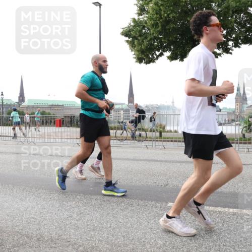 29.06.2025 - hella hamburg halbmarathon Lena Gebhardt http://msf.ph/oto/8444618 29.06.2025 10:29:51 Lombardsbrücke 1063, 1097, 1547, 1661, 1694, 2302, 2699, 3311, 3524, 3613, 4349, 4395, 4580, 5063, 5322, 5350, 6285, 6598, 6626, 6725, 7517, 7832, 8388, 8792, 8941, 9095, 9714, 9937, 10162, 10322, 10996, 11249, 11269, 11376, 11444, 11634, 12086, 12216, 12227, 12305, 12537, 13031, 13382, 13810, 14304, 14644, 15266, 16182, 16306, 16659, 16662, 16735, 16769, 17496, 17529, 17945, 18298, 18299, 18385, 18503 meine-sportfotos.de