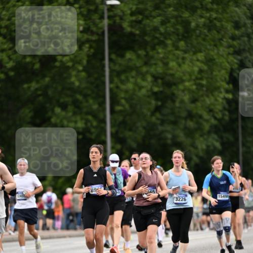 29.06.2025 - hella hamburg halbmarathon Dr. Thomas Lammeyer http://msf.ph/oto/8444627 29.06.2025 10:57:56 Kennedybrücke 1753, 1900, 2291, 2528, 2701, 3226, 4591, 5562, 5857, 6041, 6044, 6913, 7068, 7611, 7876, 7890, 8212, 8414, 8515, 8906, 9103, 9545, 9685, 10175 meine-sportfotos.de
