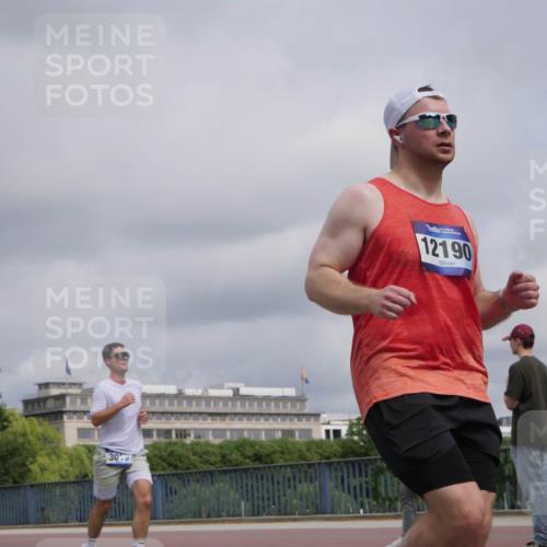 29.06.2025 - hella hamburg halbmarathon Luisa Fischer http://msf.ph/oto/8444629 29.06.2025 10:26:37 Kennedybrücke 2925, 3013, 12190, 2925, 3013, 5343, 8687, 8688, 9133 meine-sportfotos.de