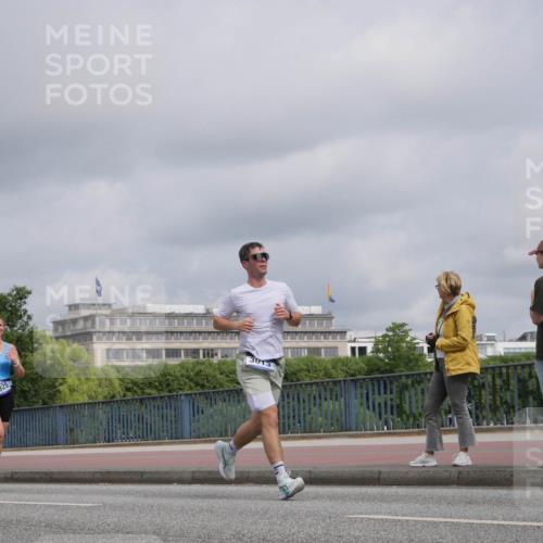 29.06.2025 - hella hamburg halbmarathon Luisa Fischer http://msf.ph/oto/8444634 29.06.2025 10:26:37 Kennedybrücke 14512, 2925, 3013, 2925, 3013, 5343, 8687, 8688, 9133 meine-sportfotos.de