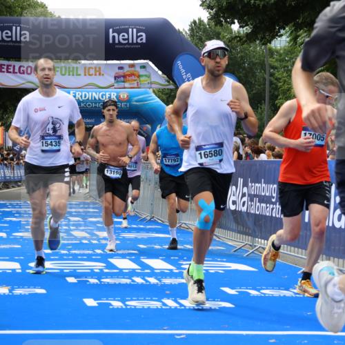 29.06.2025 - hella hamburg halbmarathon Strokosch-Dieckow http://msf.ph/oto/8444637 29.06.2025 10:39:43 Ziel 1358, 1975, 2525, 2573, 4398, 4888, 11284, 11806, 13190, 14077, 14204, 15094, 15435, 15744, 16580, 16761, 17005, 17425, 17792, 18013 meine-sportfotos.de