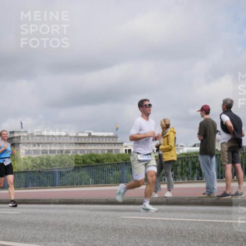 29.06.2025 - hella hamburg halbmarathon Luisa Fischer http://msf.ph/oto/8444645 29.06.2025 10:26:38 Kennedybrücke 14512, 2925, 2925, 3013, 5343, 8687, 8688 meine-sportfotos.de