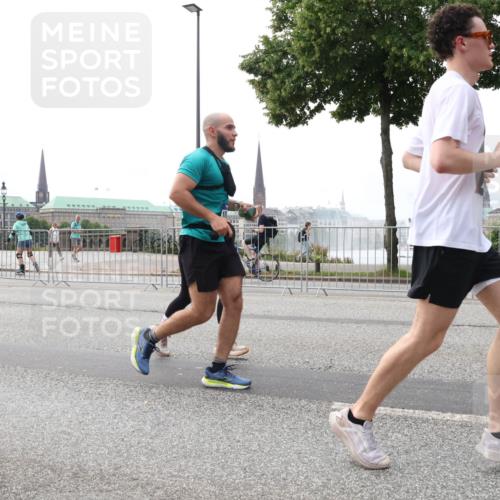 29.06.2025 - hella hamburg halbmarathon Lena Gebhardt http://msf.ph/oto/8444651 29.06.2025 10:29:52 Lombardsbrücke 15266, 1063, 1097, 1547, 1661, 1694, 2302, 2699, 3311, 3524, 3573, 3613, 4349, 4395, 4580, 5063, 5322, 5350, 6285, 6598, 6626, 6725, 7517, 7832, 8388, 8792, 8941, 9095, 9937, 10162, 10322, 10996, 11249, 11269, 11376, 11444, 11634, 12086, 12216, 12227, 12305, 12537, 13031, 13382, 13810, 14304, 15266, 16182, 16306, 16659, 16662, 16735, 16769, 17496, 17529, 17945, 18298, 18299, 18385, 18503 meine-sportfotos.de