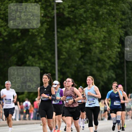 29.06.2025 - hella hamburg halbmarathon Dr. Thomas Lammeyer http://msf.ph/oto/8444653 29.06.2025 10:57:56 Kennedybrücke 1753, 1900, 2291, 2528, 2701, 3226, 4591, 5562, 5857, 6041, 6044, 6913, 7068, 7611, 7876, 7890, 8212, 8414, 8515, 8906, 9103, 9545, 9685, 10175 meine-sportfotos.de