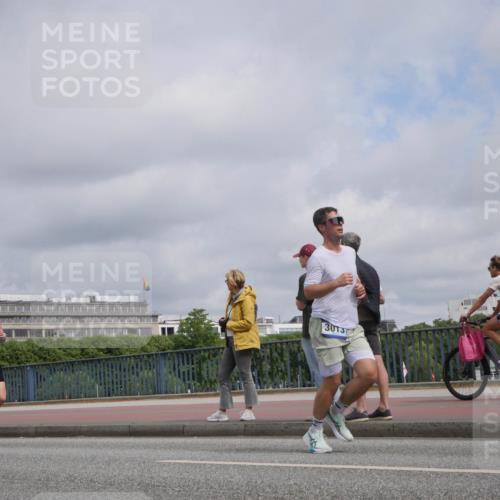 29.06.2025 - hella hamburg halbmarathon Luisa Fischer http://msf.ph/oto/8444657 29.06.2025 10:26:38 Kennedybrücke 5343, 2925, 3013, 2925, 3013, 5343, 8687, 8688 meine-sportfotos.de