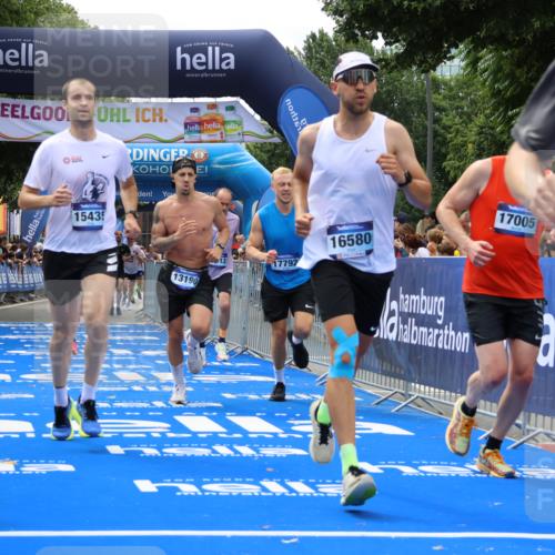 29.06.2025 - hella hamburg halbmarathon Strokosch-Dieckow http://msf.ph/oto/8444658 29.06.2025 10:39:43 Ziel 1358, 1975, 2525, 2573, 4398, 4888, 11284, 11806, 13190, 14077, 14204, 15094, 15435, 15744, 16580, 16761, 17005, 17425, 17792, 18013 meine-sportfotos.de