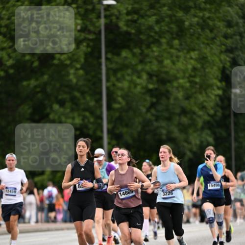 29.06.2025 - hella hamburg halbmarathon Dr. Thomas Lammeyer http://msf.ph/oto/8444666 29.06.2025 10:57:56 Kennedybrücke 1753, 1900, 2291, 2528, 2701, 3226, 4591, 5562, 5857, 6041, 6044, 6913, 7068, 7611, 7876, 7890, 8212, 8414, 8515, 8906, 9103, 9545, 9685, 10175 meine-sportfotos.de
