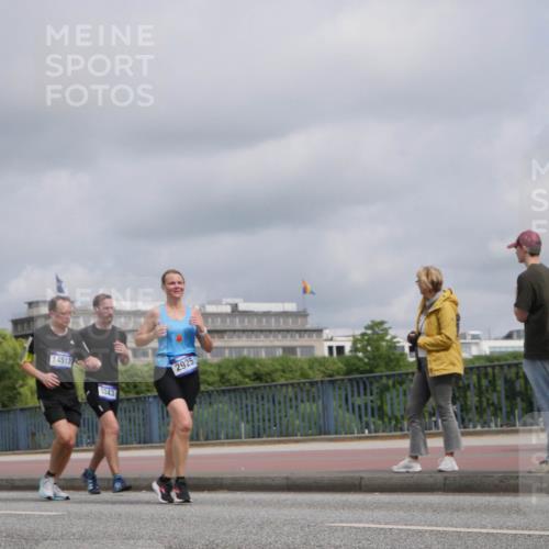 29.06.2025 - hella hamburg halbmarathon Luisa Fischer http://msf.ph/oto/8444669 29.06.2025 10:26:39 Kennedybrücke 14512, 5343, 2925, 1382, 2925, 3013, 5343, 8687, 8688 meine-sportfotos.de