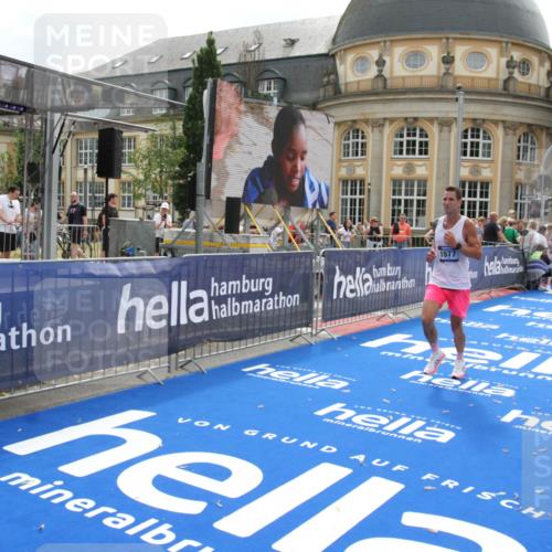 29.06.2025 - hella hamburg halbmarathon Michael Strokosch http://msf.ph/oto/8444710 29.06.2025 10:26:41 Ziel 1577, 9565, 10848, 19076 meine-sportfotos.de