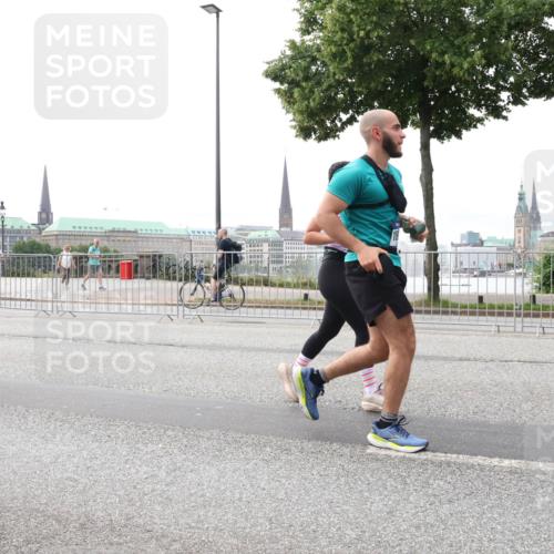 29.06.2025 - hella hamburg halbmarathon Lena Gebhardt http://msf.ph/oto/8444713 29.06.2025 10:29:52 Lombardsbrücke 15266, 1063, 1097, 1547, 1661, 1694, 2302, 2699, 3311, 3524, 3573, 3613, 4349, 4395, 4580, 5063, 5322, 5350, 6285, 6598, 6626, 6725, 7517, 7832, 8388, 8792, 8941, 9095, 9937, 10162, 10322, 10996, 11249, 11269, 11376, 11444, 11634, 12086, 12216, 12227, 12305, 12537, 13031, 13382, 13810, 14304, 15266, 16182, 16306, 16659, 16662, 16735, 16769, 17496, 17529, 17945, 18298, 18299, 18385, 18503 meine-sportfotos.de