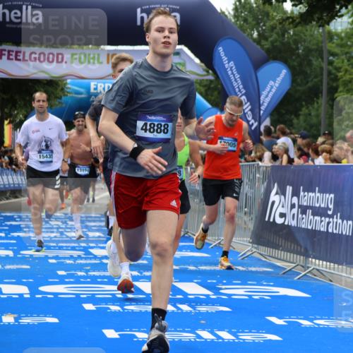 29.06.2025 - hella hamburg halbmarathon Strokosch-Dieckow http://msf.ph/oto/8444724 29.06.2025 10:39:41 Ziel 1358, 1975, 4398, 4888, 11284, 11806, 13190, 14077, 14204, 15094, 15435, 15744, 16580, 16761, 17005, 17215, 17360, 17425, 17792, 18013, 18154, 18803 meine-sportfotos.de