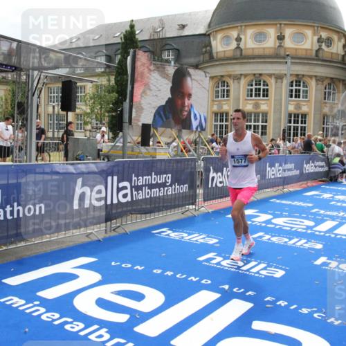 29.06.2025 - hella hamburg halbmarathon Michael Strokosch http://msf.ph/oto/8444732 29.06.2025 10:26:41 Ziel 1577, 9565, 10848, 19076 meine-sportfotos.de