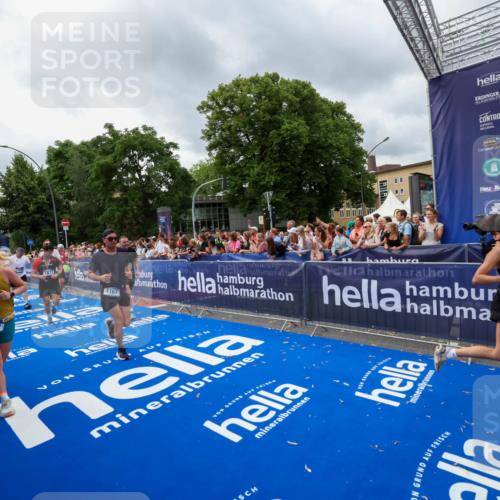 29.06.2025 - hella hamburg halbmarathon Zöllner http://msf.ph/oto/8444740 29.06.2025 10:57:18 Ziel 1387, 1877, 2417, 2676, 4167, 4940, 8585, 9577, 9884, 9934, 10383, 11590, 11612, 12014, 13750, 14139, 15110, 15229, 15664, 16625, 17660, 17779, 17848, 17993, 19184 meine-sportfotos.de
