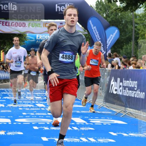 29.06.2025 - hella hamburg halbmarathon Strokosch-Dieckow http://msf.ph/oto/8444742 29.06.2025 10:39:41 Ziel 1358, 1975, 4398, 4888, 11284, 11806, 13190, 14077, 14204, 15094, 15435, 15744, 16580, 16761, 17005, 17215, 17360, 17425, 17792, 18013, 18154, 18803 meine-sportfotos.de