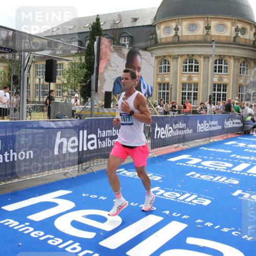 29.06.2025 - hella hamburg halbmarathon Michael Strokosch http://msf.ph/oto/8444749 29.06.2025 10:26:42 Ziel 1577, 9565, 10848, 19076 meine-sportfotos.de