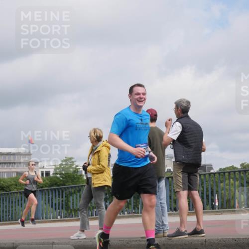29.06.2025 - hella hamburg halbmarathon Luisa Fischer http://msf.ph/oto/8444750 29.06.2025 10:26:43 Kennedybrücke 10, 1382, 2925, 5343, 9877 meine-sportfotos.de