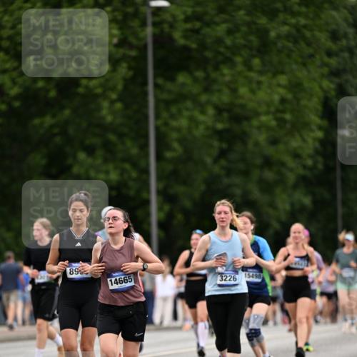 29.06.2025 - hella hamburg halbmarathon Dr. Thomas Lammeyer http://msf.ph/oto/8444754 29.06.2025 10:57:57 Kennedybrücke 1753, 1789, 1900, 2291, 2528, 2701, 3226, 4591, 5562, 5857, 6041, 6044, 6913, 7068, 7611, 7876, 7890, 8212, 8414, 8515, 8906, 9103, 9545, 9685, 10175 meine-sportfotos.de