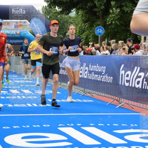 29.06.2025 - hella hamburg halbmarathon Strokosch-Dieckow http://msf.ph/oto/8444757 29.06.2025 10:49:20 Ziel 1342, 1476, 2878, 4183, 4185, 6158, 8112, 9348, 10053, 10189, 11339, 11779, 11819, 12670, 13269, 13450, 14526, 14838, 15422, 15784, 15894, 15966, 16369, 16891, 18476, 18887, 18960 meine-sportfotos.de