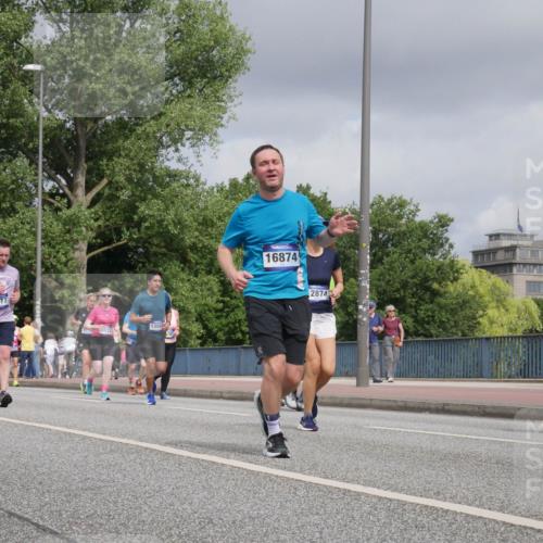 29.06.2025 - hella hamburg halbmarathon Luisa Fischer http://msf.ph/oto/8444767 29.06.2025 10:26:46 Kennedybrücke 9877, 8710, 2073, 13560, 16874, 2874, 1003, 1048, 1382, 7820, 8716, 9877 meine-sportfotos.de