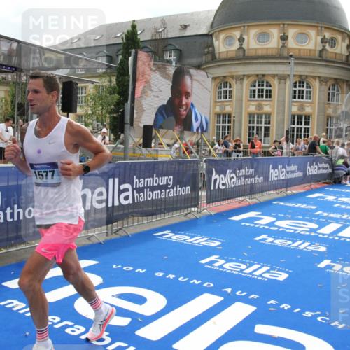 29.06.2025 - hella hamburg halbmarathon Michael Strokosch http://msf.ph/oto/8444770 29.06.2025 10:26:42 Ziel 1577, 9565, 10848, 19076 meine-sportfotos.de