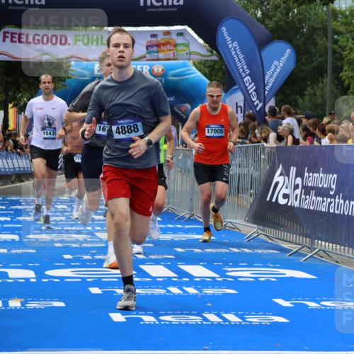 29.06.2025 - hella hamburg halbmarathon Strokosch-Dieckow http://msf.ph/oto/8444794 29.06.2025 10:39:41 Ziel 1358, 1975, 4398, 4888, 11284, 11806, 13190, 14077, 14204, 15094, 15435, 15744, 16580, 16761, 17005, 17215, 17360, 17425, 17792, 18013, 18154, 18803 meine-sportfotos.de