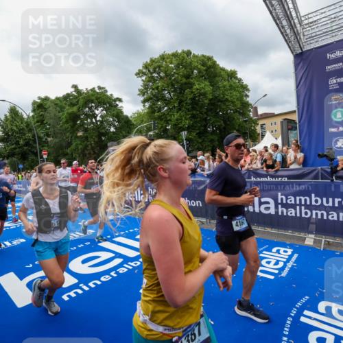 29.06.2025 - hella hamburg halbmarathon Zöllner http://msf.ph/oto/8444802 29.06.2025 10:57:19 Ziel 1387, 1877, 2417, 2676, 4167, 4940, 8585, 9450, 9577, 9884, 9934, 10383, 11590, 11612, 12014, 12590, 13750, 15110, 15229, 15664, 16625, 17660, 17779, 17848, 17993, 19184 meine-sportfotos.de