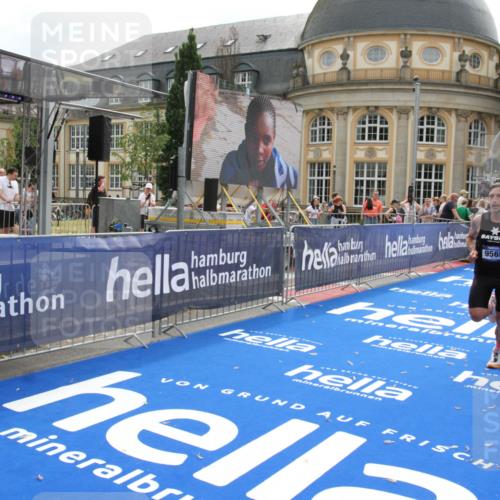 29.06.2025 - hella hamburg halbmarathon Michael Strokosch http://msf.ph/oto/8444803 29.06.2025 10:26:43 Ziel 1577, 9565, 10848, 19076 meine-sportfotos.de
