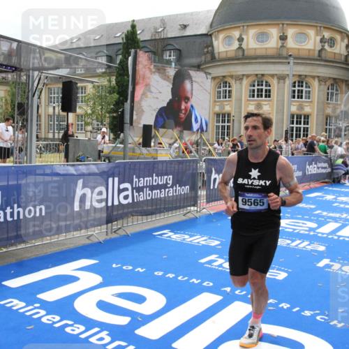 29.06.2025 - hella hamburg halbmarathon Michael Strokosch http://msf.ph/oto/8444836 29.06.2025 10:26:43 Ziel 1577, 9565, 10848, 19076 meine-sportfotos.de